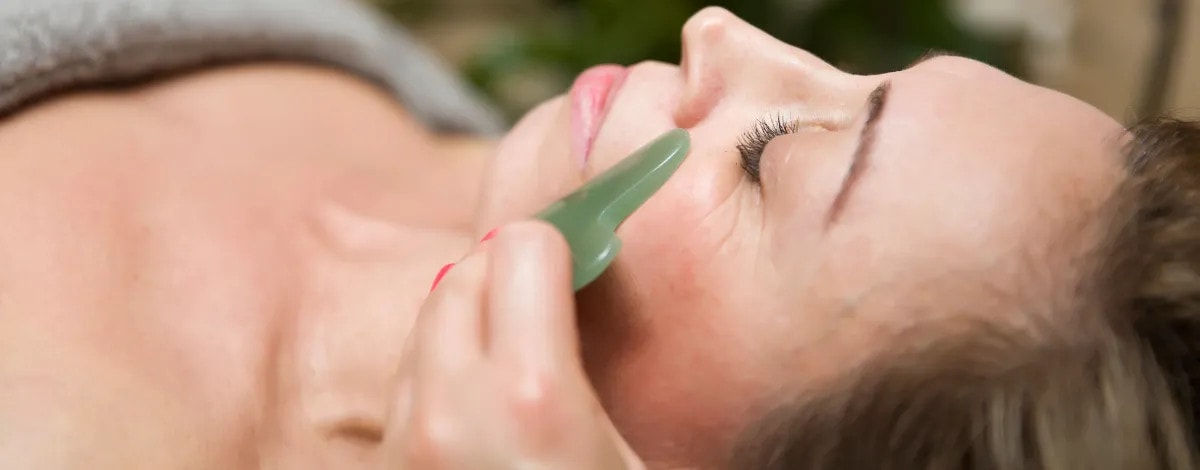 Gua Sha Massage - Remove Forehead Wrinkles 1 gua sha remove-wrinkles